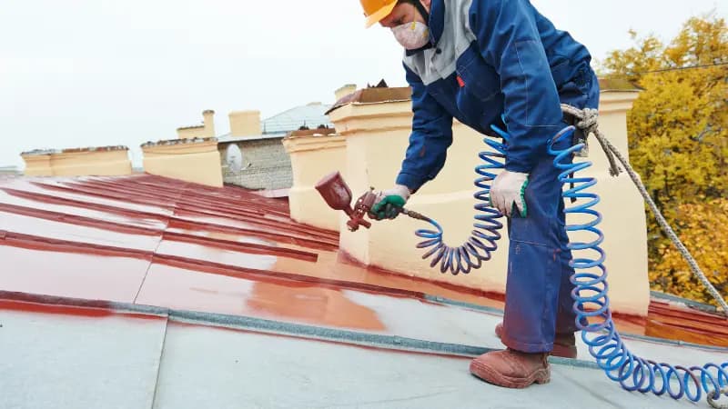 Plåtslagare installerar hängränna